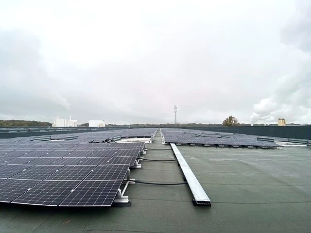 Panneaux Photovoltaïques sur les toits de l'entrepôt de Auneuil Logistique, appartenant à Emballages Valois - Auneuil (60)